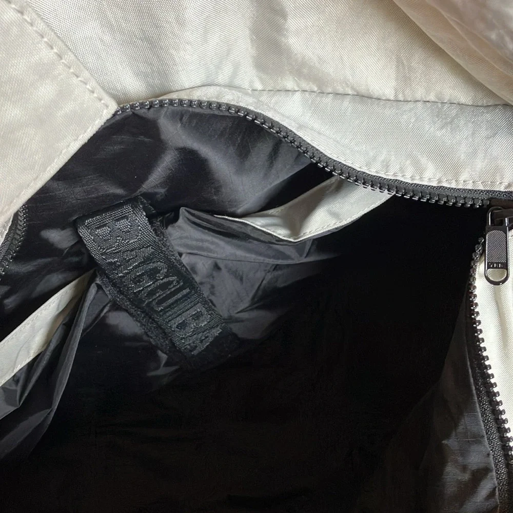 GU Baggu messenger bag in gray silver!